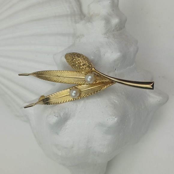 ♥️Bundle Only♥️♥️ Intriguing Gold Tone & Silver Brooch Trio - Picture 6 of 14